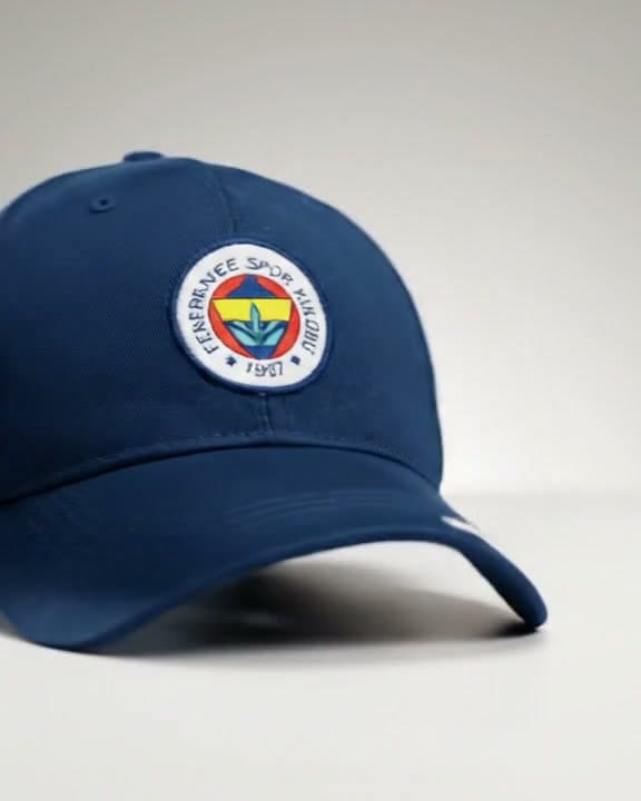 FBIAD için çekilen lacivert şapka, açık gri fonda dönerken