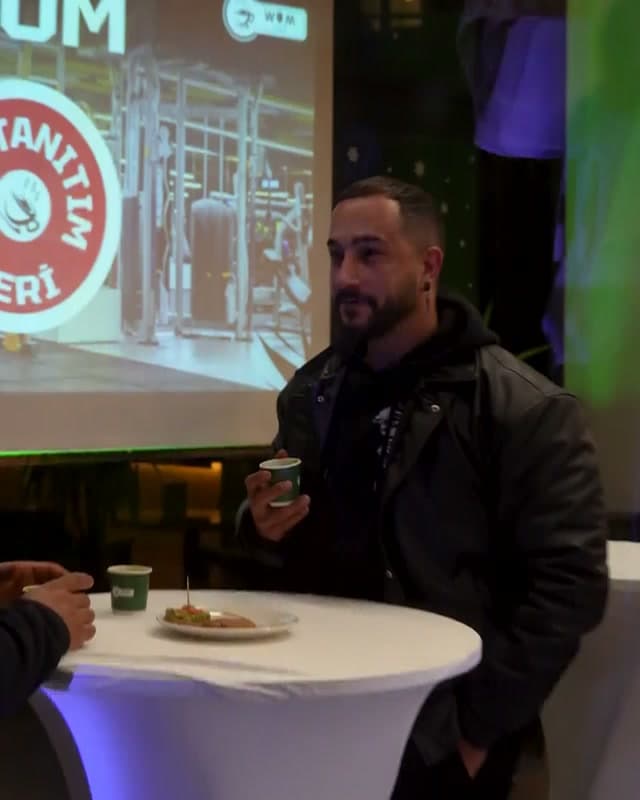 WOM Coffee'de tanıtım akşamında masalarda sohbet eden misafirler