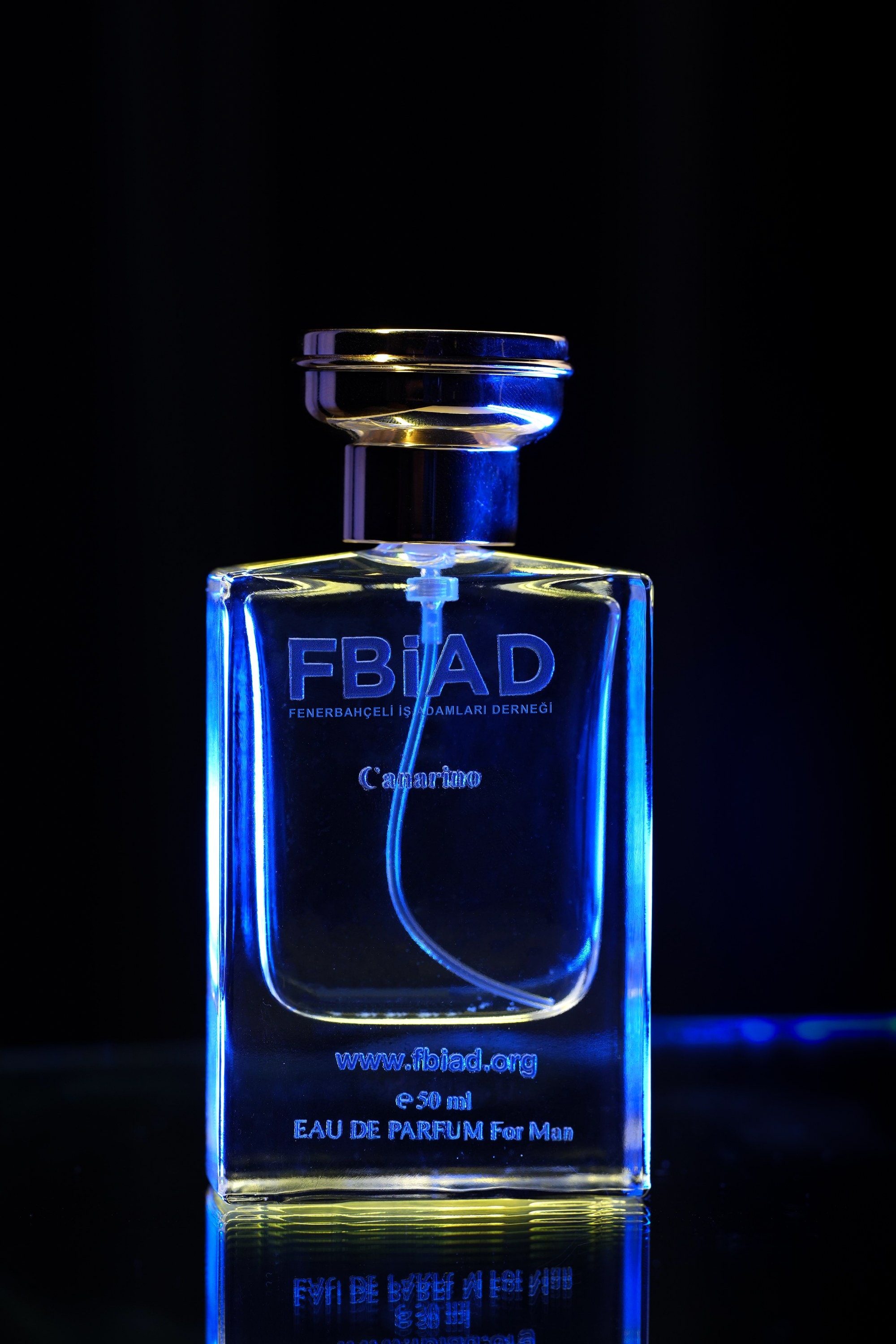 FBIAD parfüm şişesi, siyah fonda mavi ışıkla ürün çekimi
